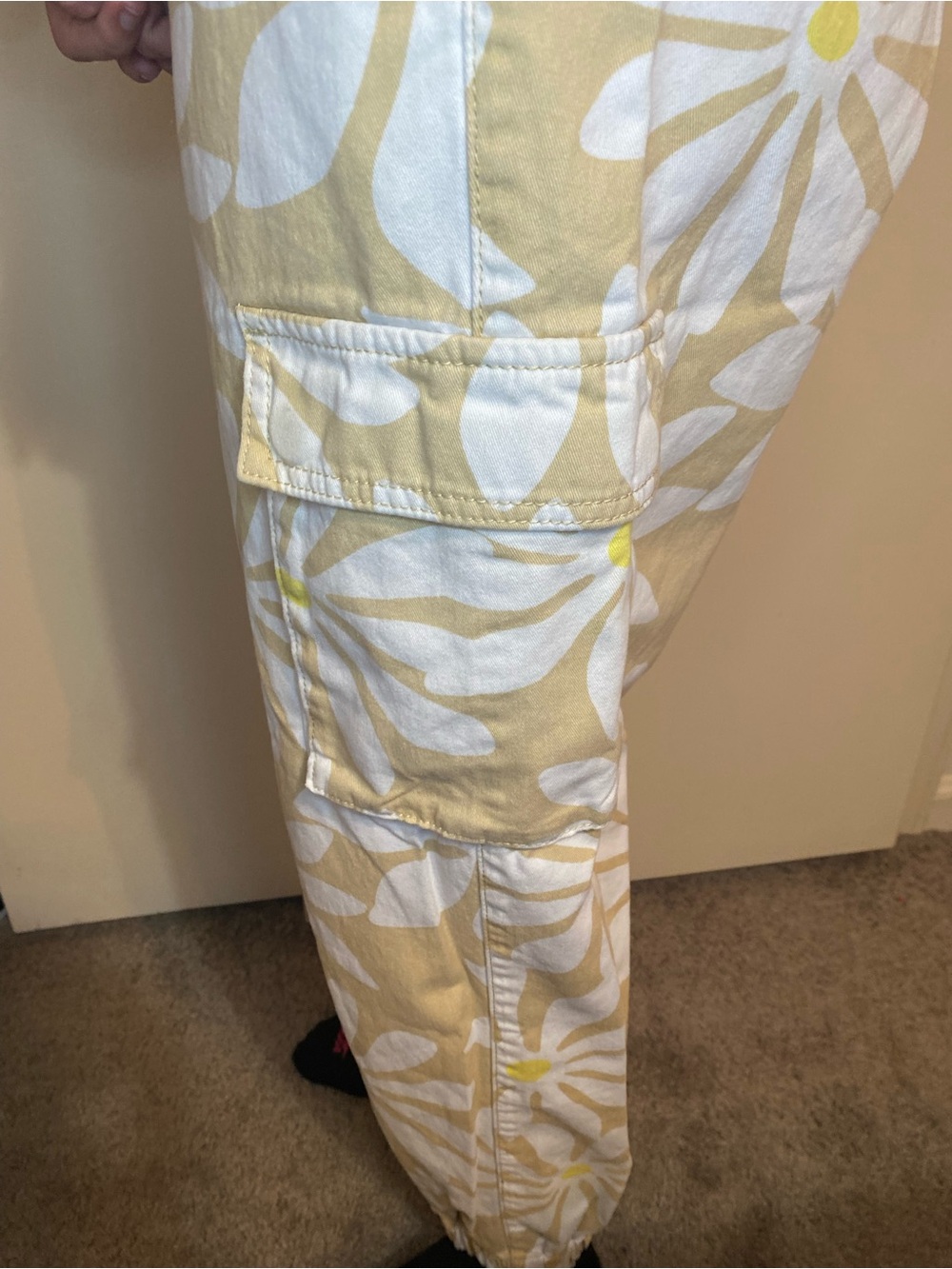 Forever 21 Beige Cargo Joggers with White Daisy Print size small - Picture 8 of 12